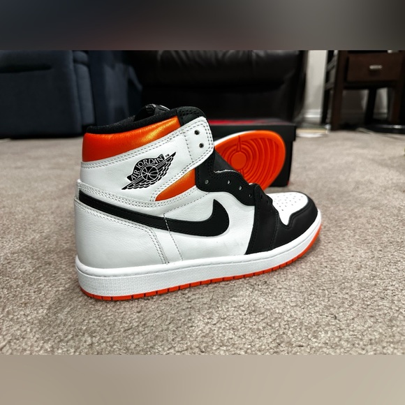 Jordan 1 Electro Orange size 8 men’s - Picture 4 of 6